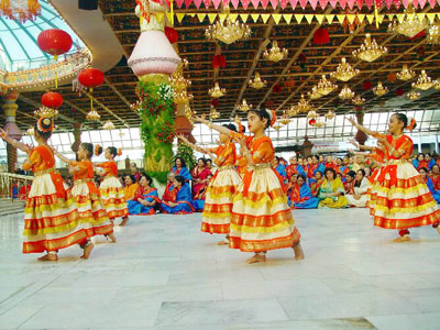 Morning of 19th November: Students of the Sri Sathya Sai Primary School presenting a dance programme