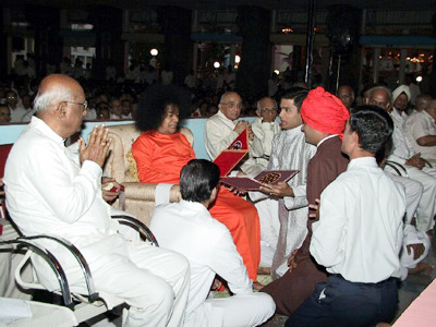 Evening of 22nd November: Bhagawan blessing the participants of the drama in the Poornachandra Auditorium