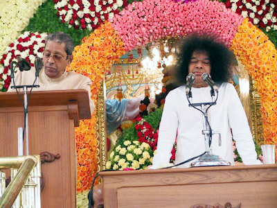 Morning of 23rd November: Bhagawan delivering His Divine Discourse