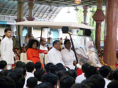 18th Morning - Bhagawan granting Darshan in Sai Kulwant Hall