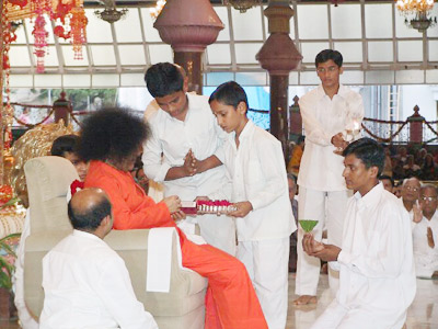 18th Evening - Arati being offered to Bhagawan